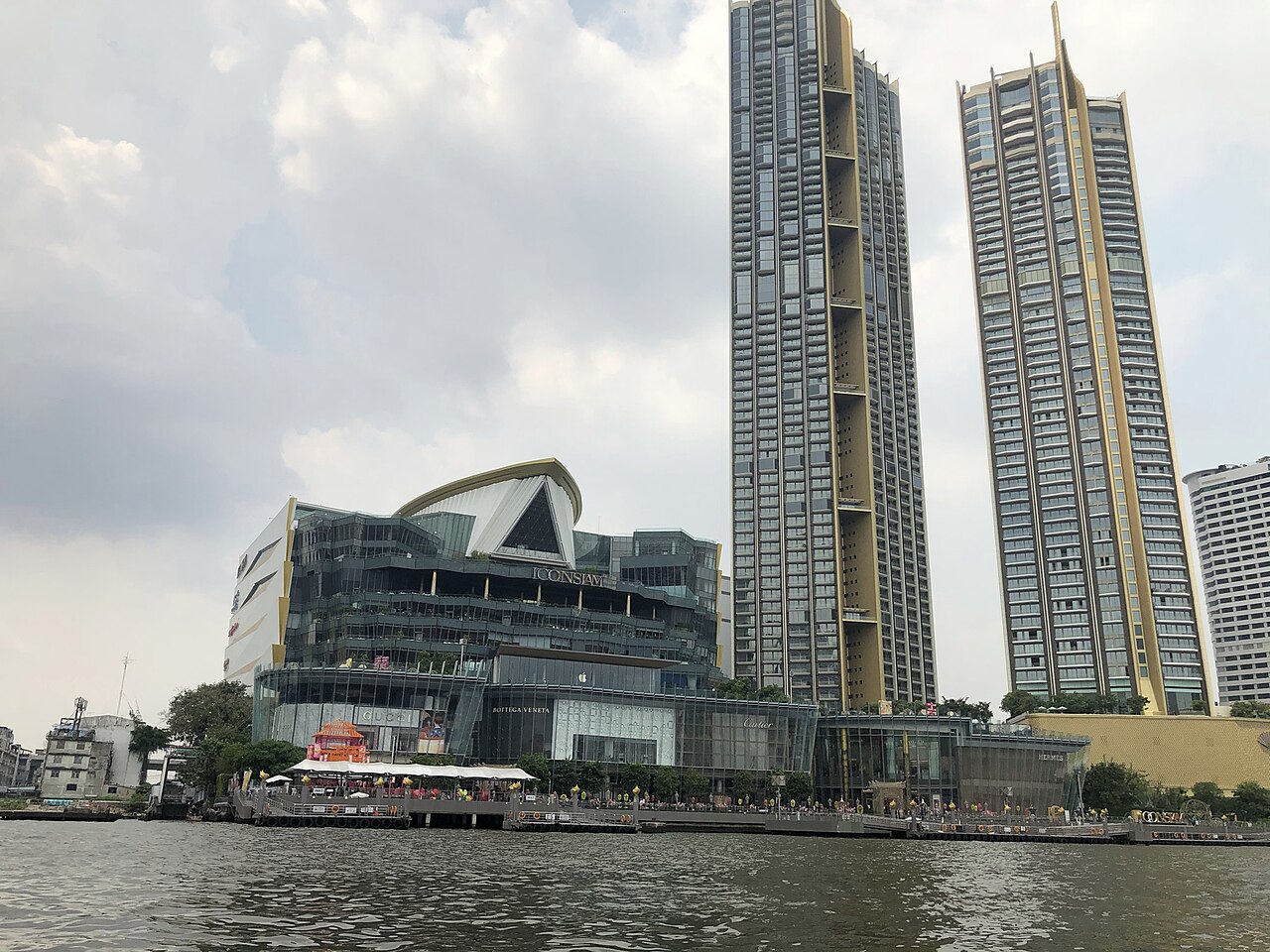 Iconsiam : le centre commercial au bord du fleuve et son marché flottant