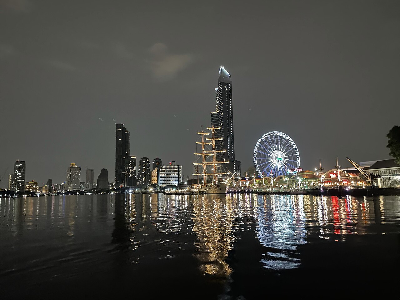 Asiatique The Riverfront : marché de nuit et grande roue