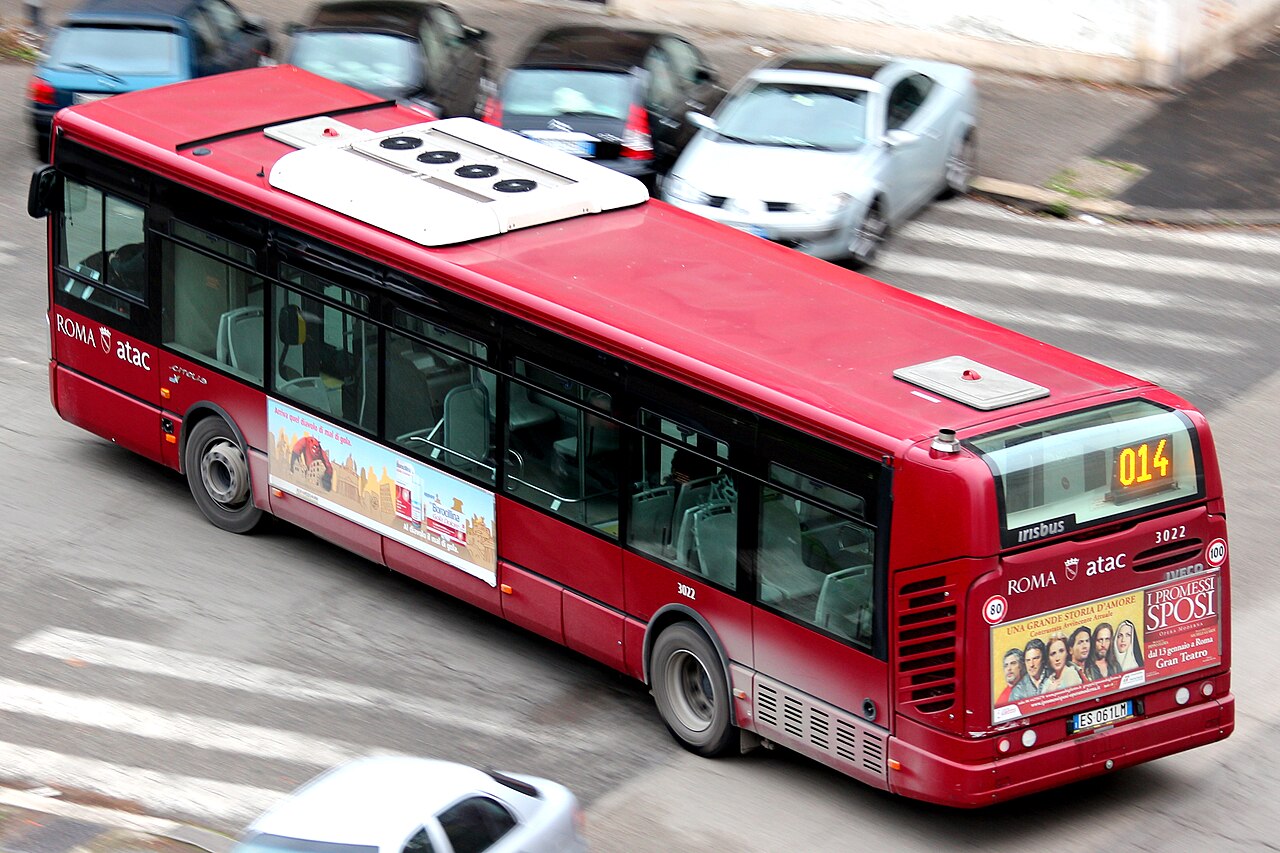 Bus ATAC dans une rue de Rome
