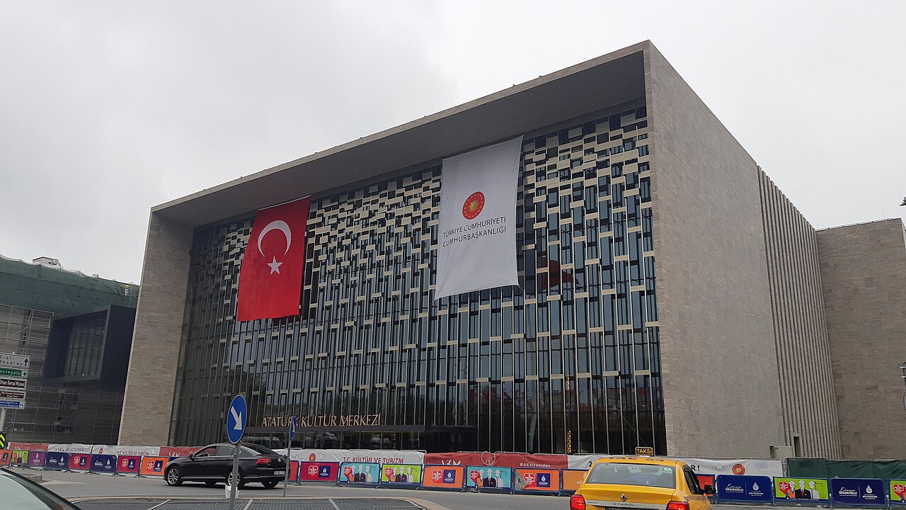 Le centre culturel Atatürk (AKM), place Taksim