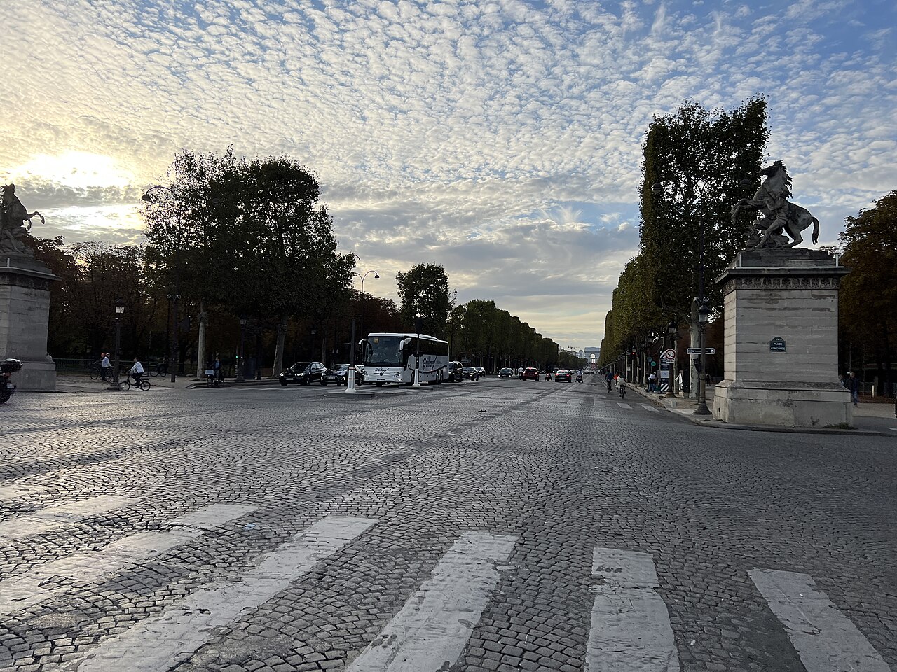 Champs-Élysées Avenue: What to See, Shopping, Christmas Lights and Access