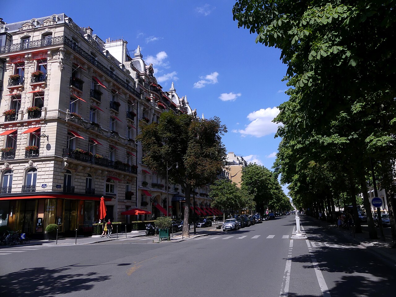 Авеню Монтень и отель Plaza Athénée