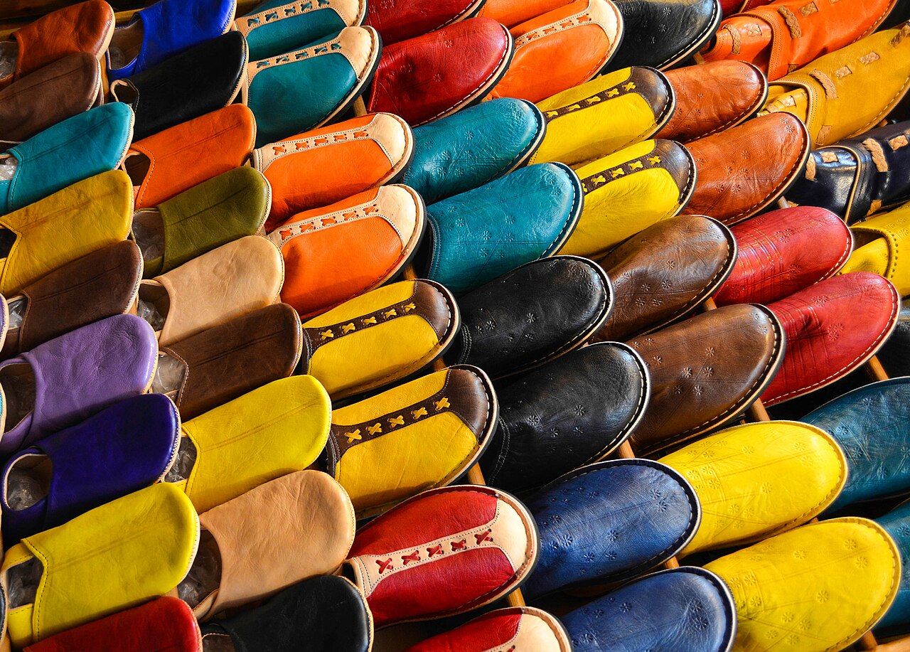 Babouches de toutes les couleurs alignées sur un étal des souks