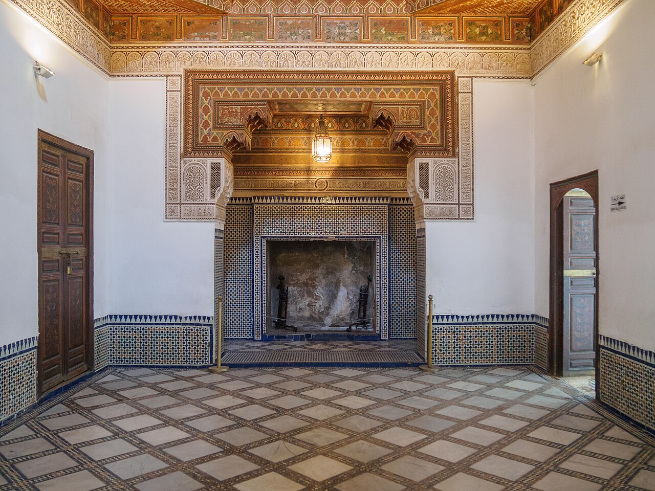 Salon aux murs de zellige et plafond en cèdre peint au palais de la Bahia