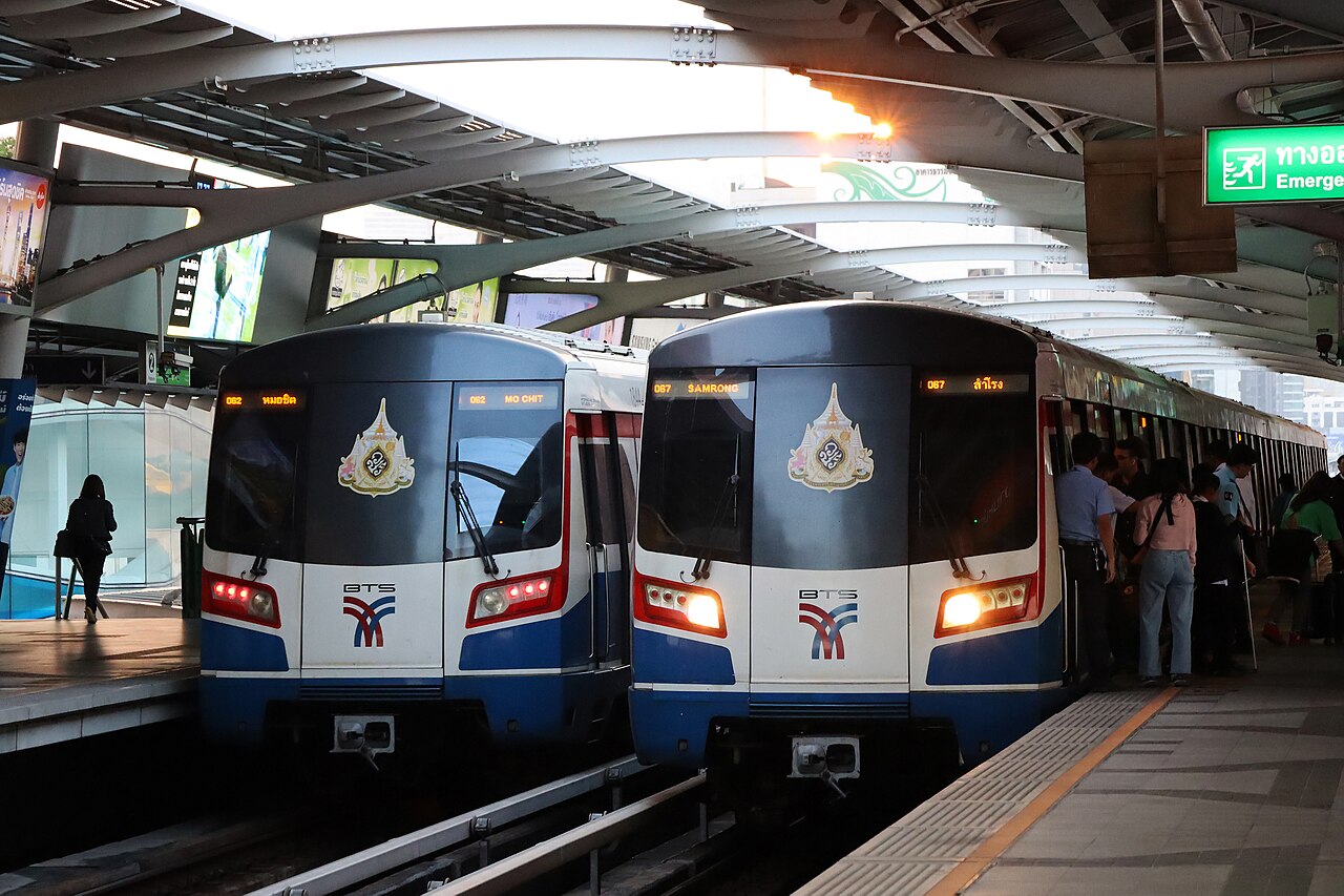 Deux rames du BTS Skytrain à quai