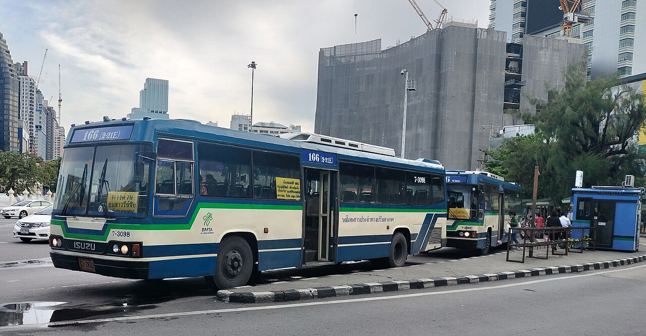 Monument de la Victoire à Bangkok : histoire, BTS et nouilles au bateau