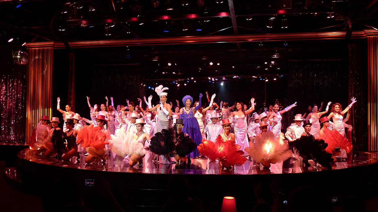 La troupe du cabaret Calypso sur scène pour le final du spectacle