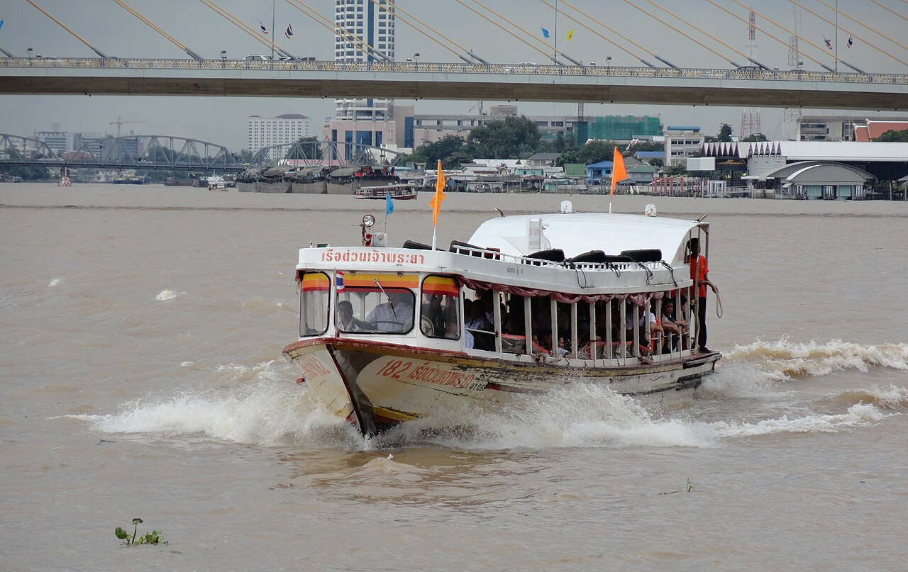 Bateau express à pavillon orange sur le fleuve Chao Phraya
