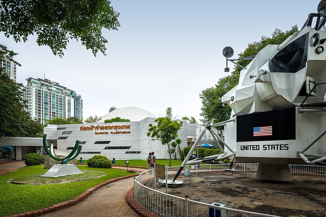 Le planétarium de Bangkok et la maquette du module lunaire, à Ekkamai