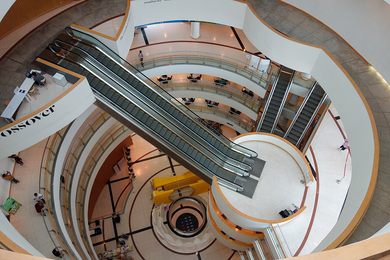 L'atrium circulaire et les escalators du Bangkok Art and Culture Centre