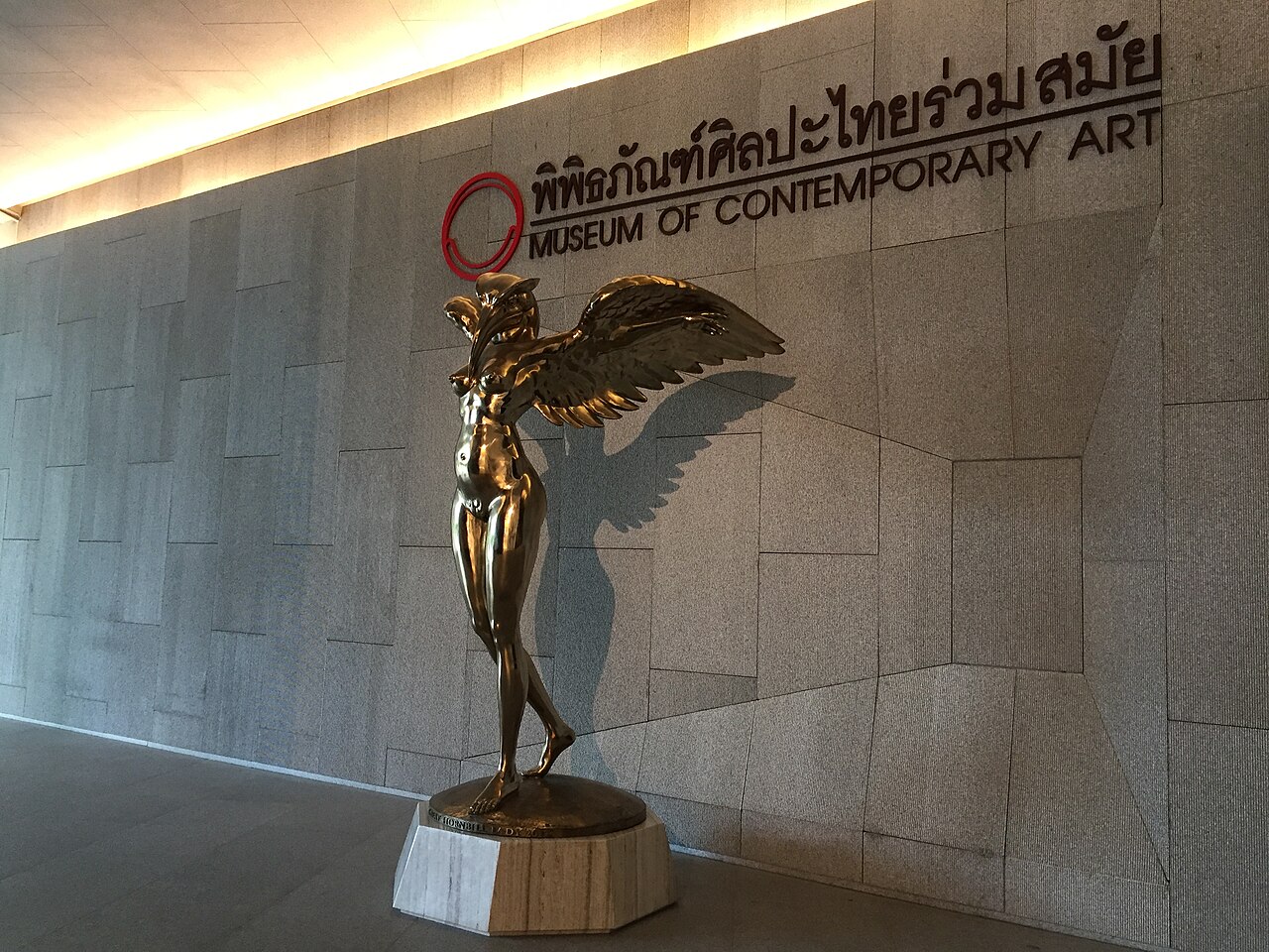 Le hall d'entrée du MOCA Bangkok et sa sculpture ailée dorée