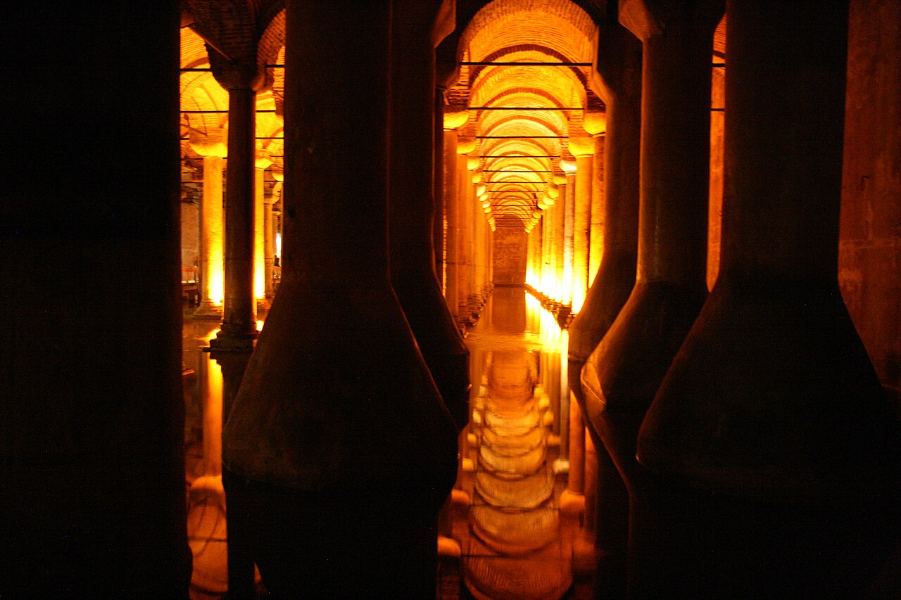 Les colonnes de la citerne Basilique se reflétant dans l'eau