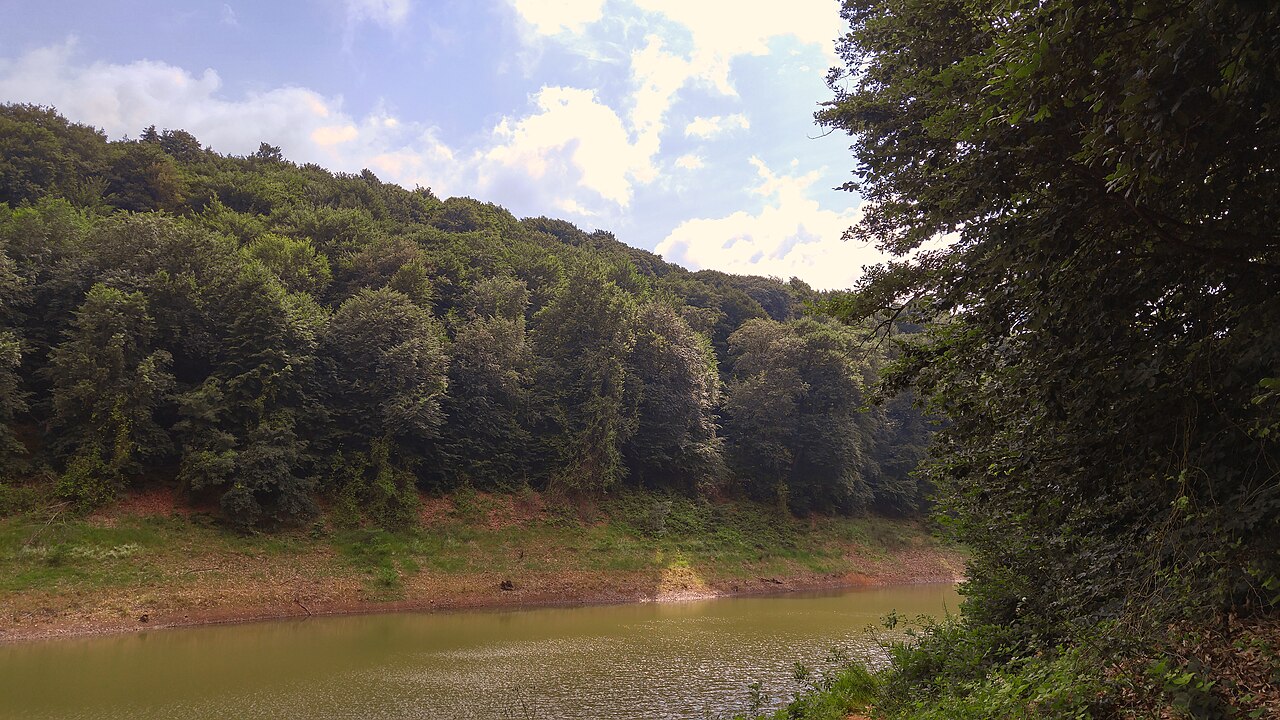 The lake and the Neşet Suyu park
