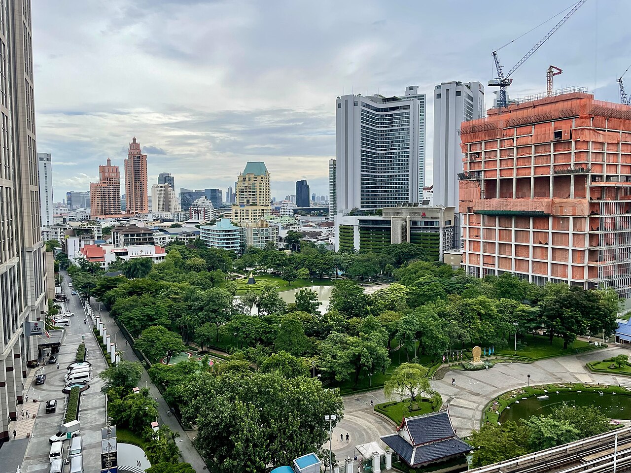 Le parc Benchasiri vu depuis l'EmQuartier, entre les tours de Phrom Phong