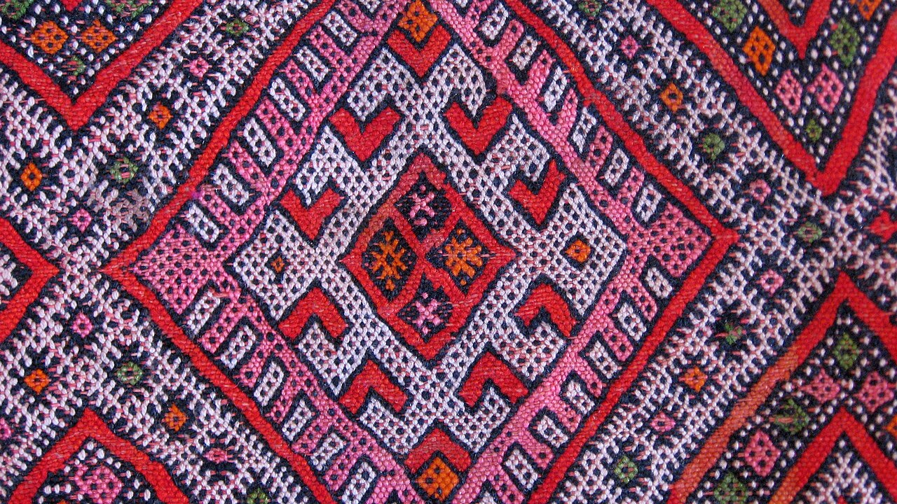 Détail d'un tapis berbère tissé, aux motifs géométriques