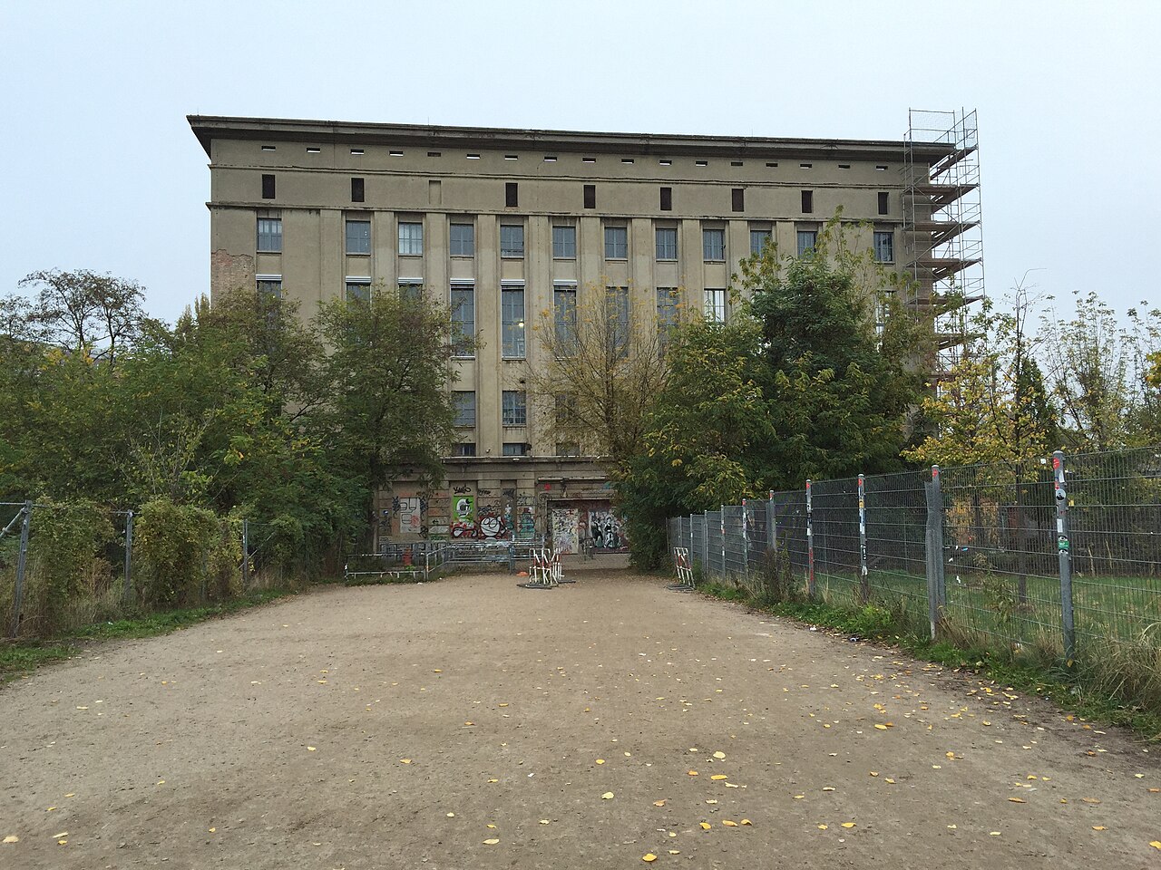 Le Berghain, ancienne centrale thermique de Friedrichshain, vu depuis l'allée d'accès
