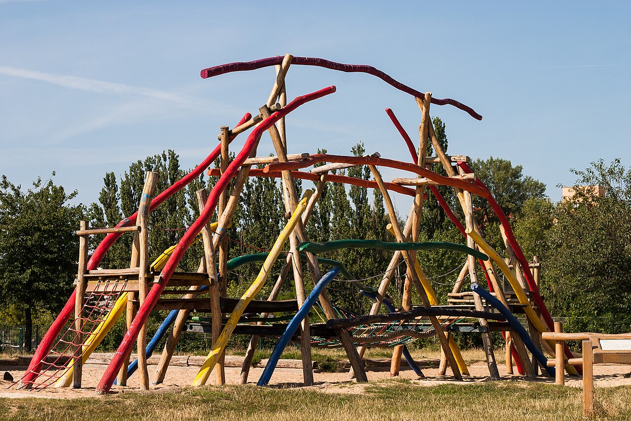 Das Klettergerüst auf dem Spielplatz im Mauerpark