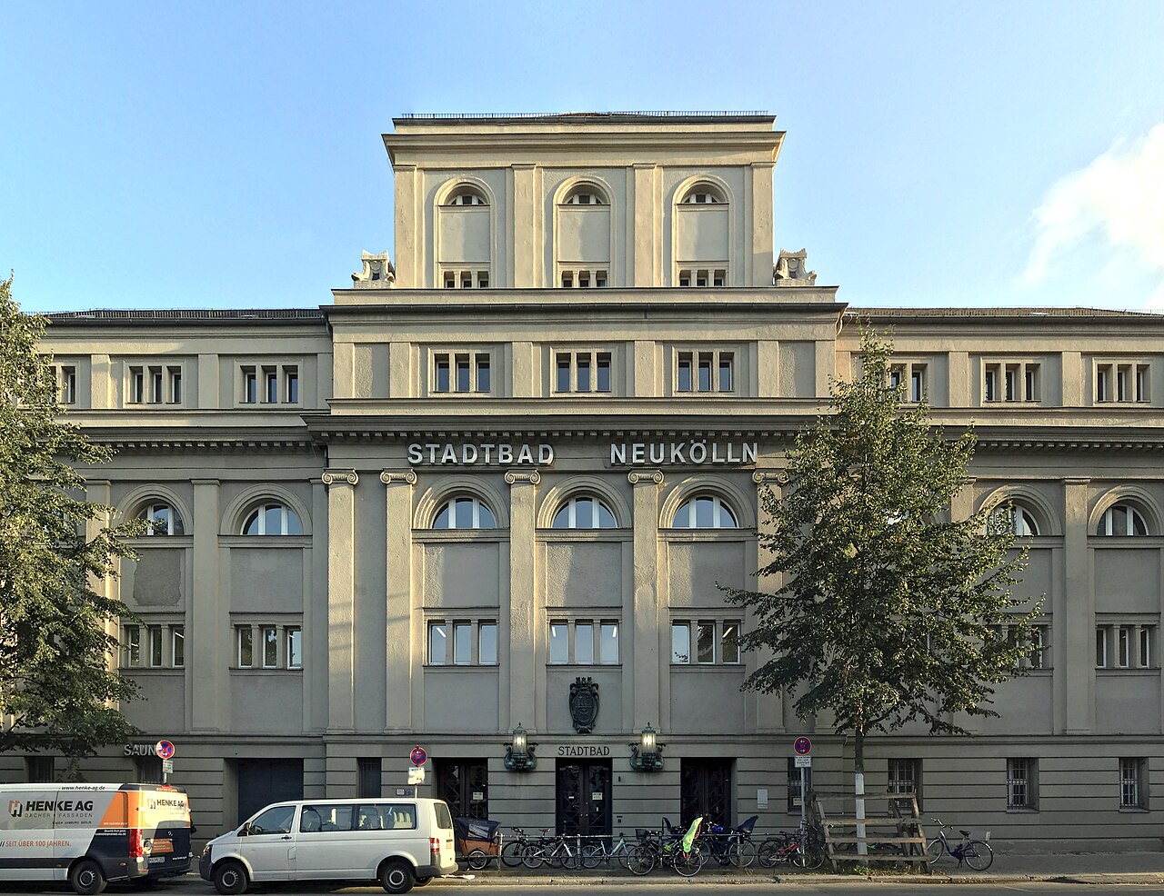 La façade du Stadtbad Neukölln, bain public de 1914