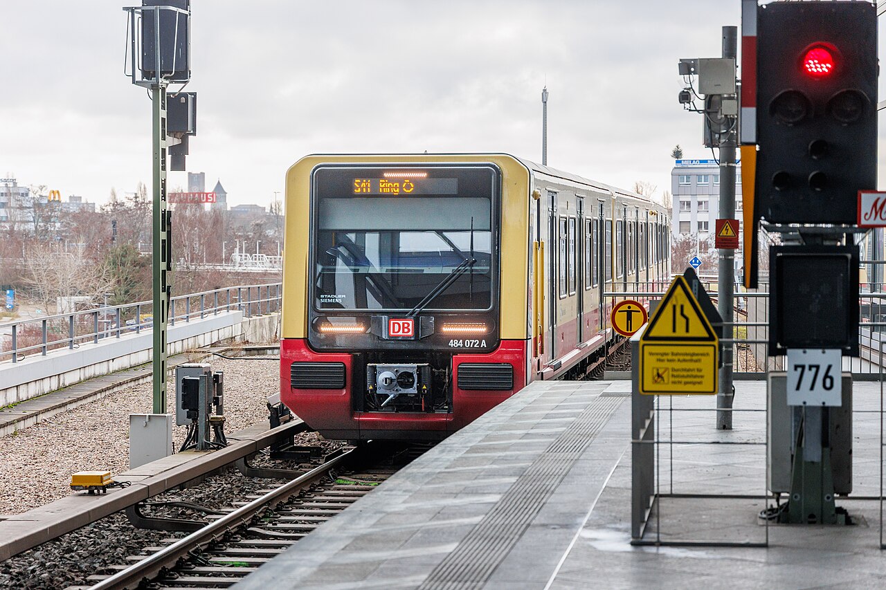 S-Bahn-Zug auf der Ringbahn im Bahnhof Südkreuz
