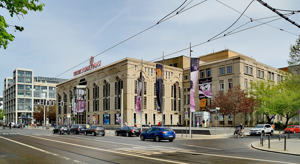 La façade du Friedrichstadt-Palast sur la Friedrichstraße