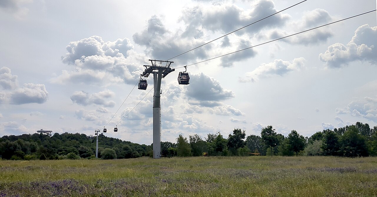 Die Seilbahn der Gärten der Welt über dem Kienberg