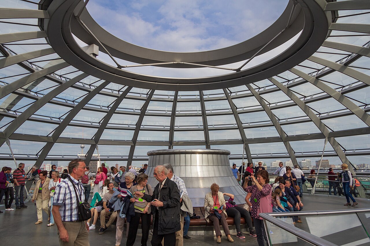 La coupole de verre du Reichstag vue de l'intérieur