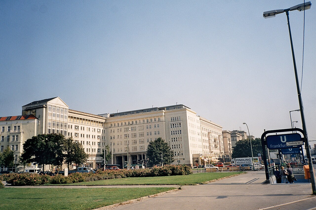 Дома на Карл-Маркс-аллее возле станции Frankfurter Tor