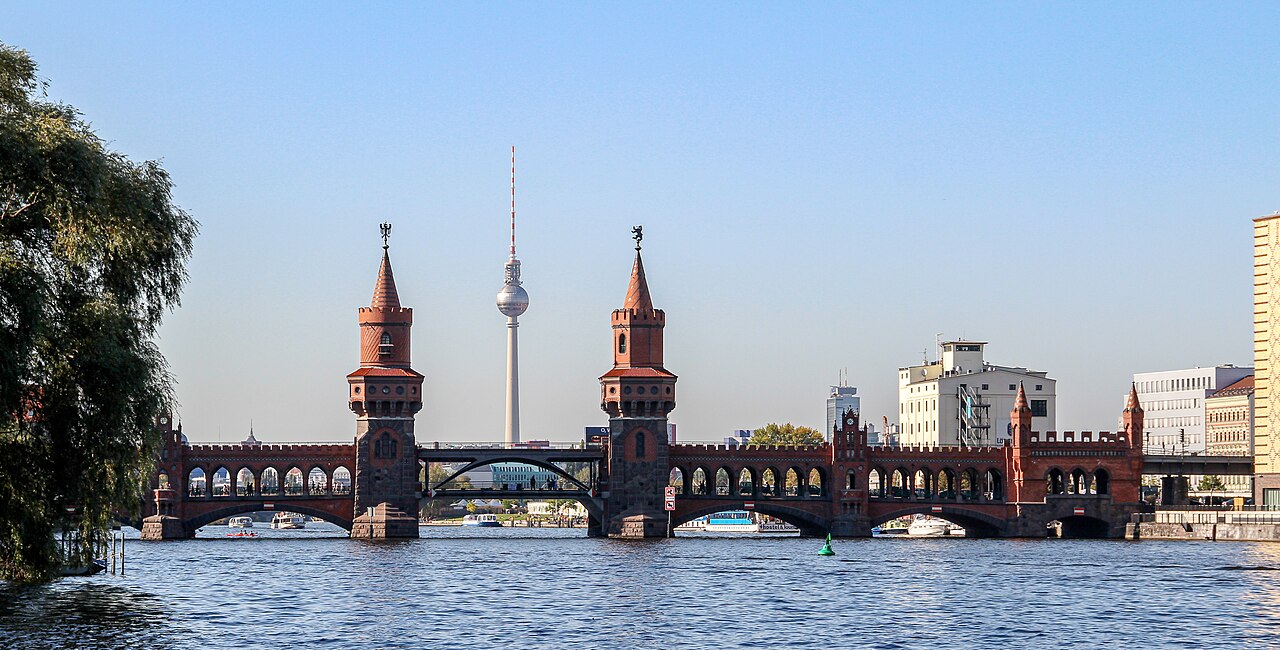 L'Oberbaumbrücke sur la Spree, entre Kreuzberg et Friedrichshain, avec la tour de télévision