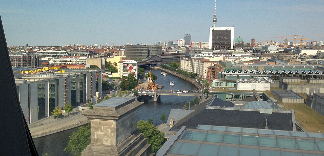 La Spree et le quartier gouvernemental vus depuis la terrasse du Reichstag