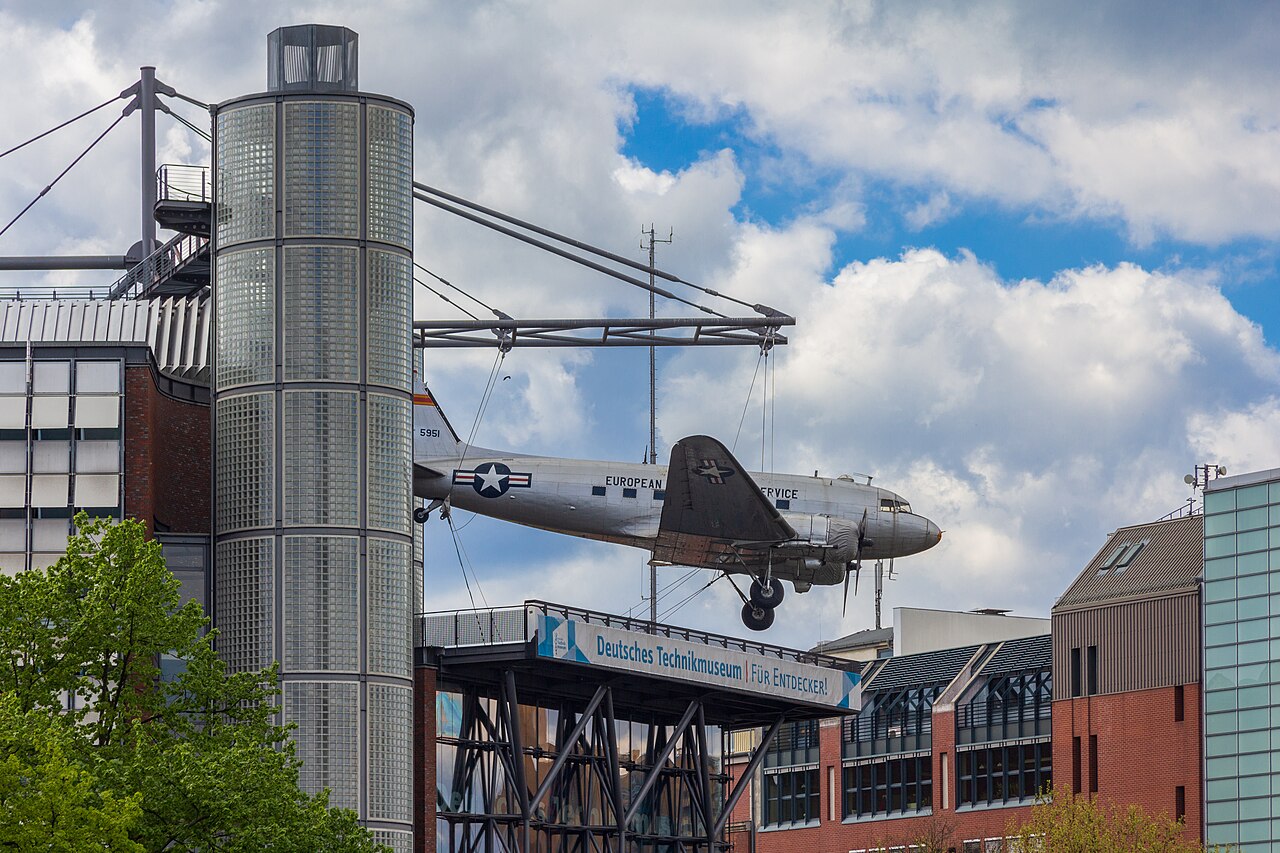 L'avion du pont aérien suspendu au-dessus du Technikmuseum
