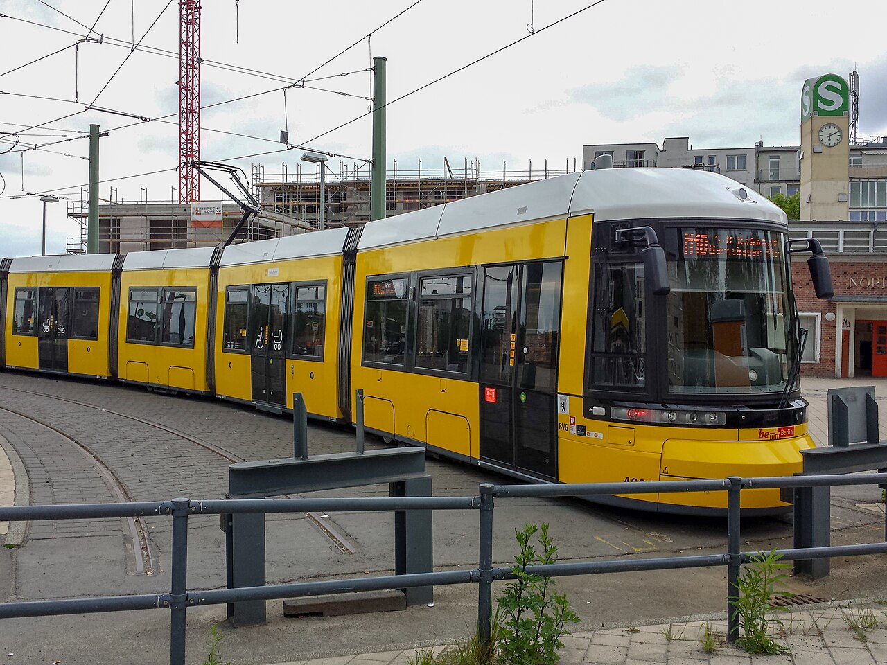 Gelbe Straßenbahn der Linie M10 in einer Wendeschleife