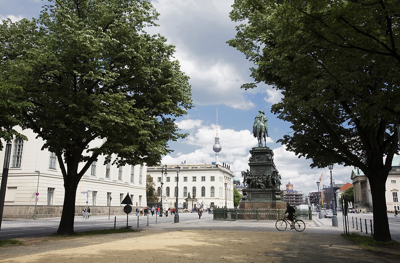 L'avenue Unter den Linden et la statue équestre de Frédéric le Grand