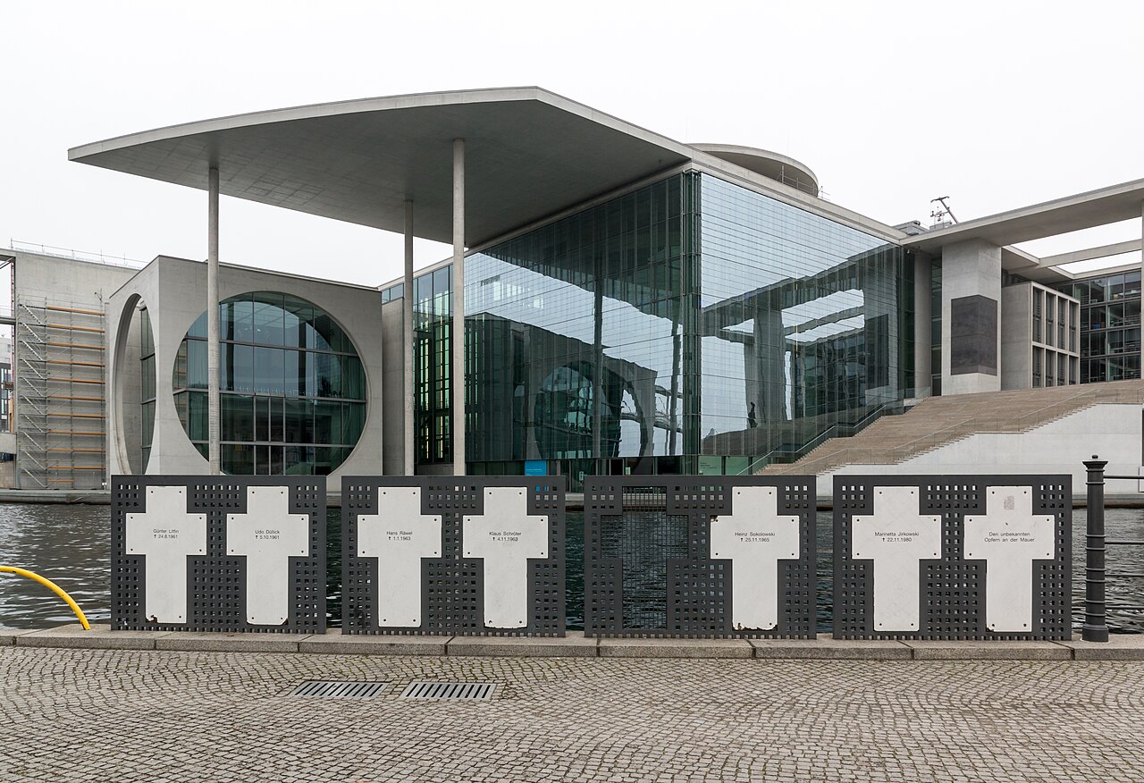 Les croix blanches en mémoire des victimes du Mur, au bord de la Spree près du Reichstag
