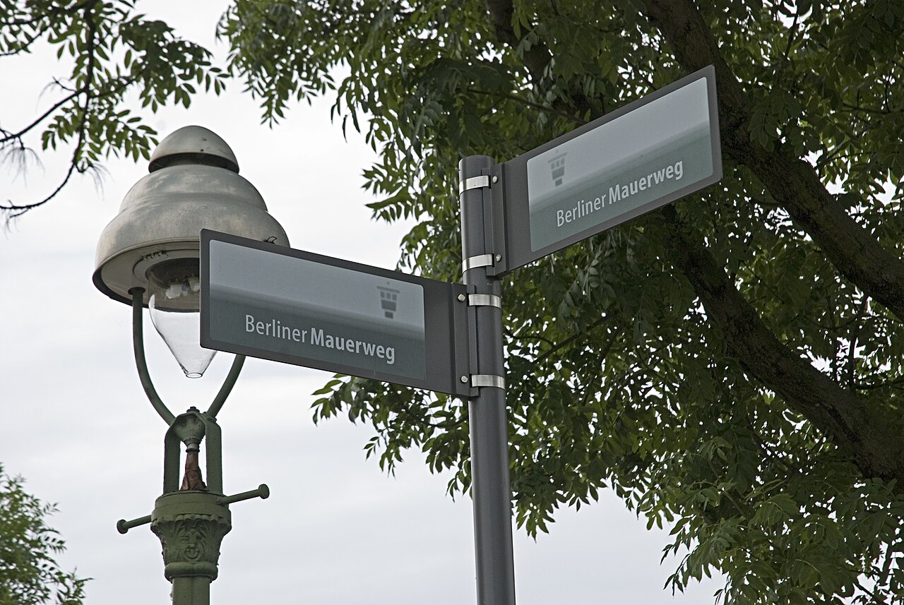 Panneaux du Berliner Mauerweg, le chemin qui suit l'ancienne frontière