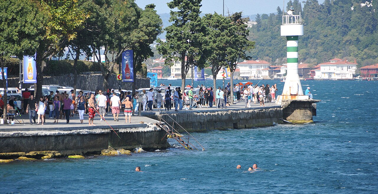 Baignade au bord du Bosphore en été