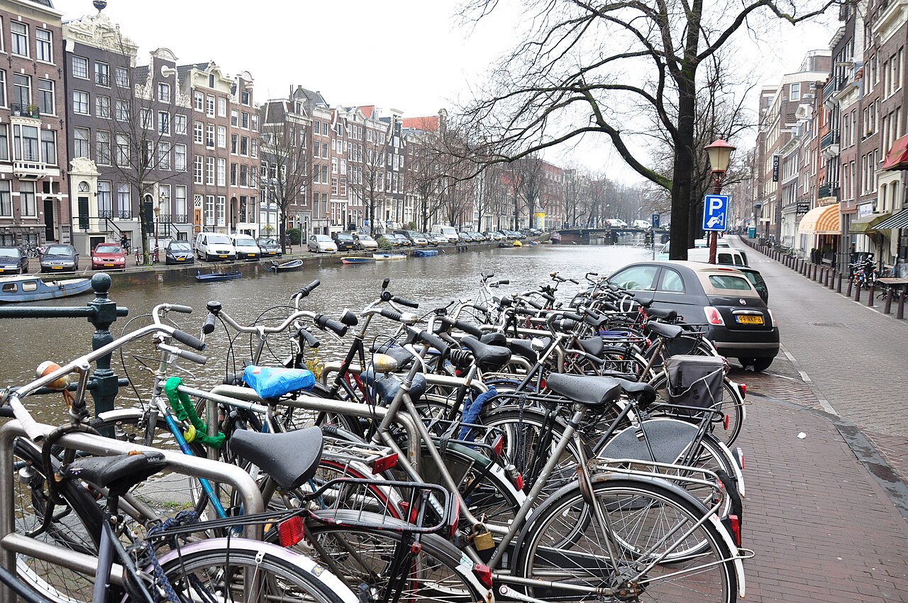 Fietsen geparkeerd langs een Amsterdamse gracht