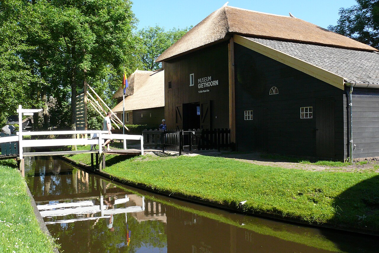 La granja museo 't Olde Maat Uus a orillas de un canal de Giethoorn