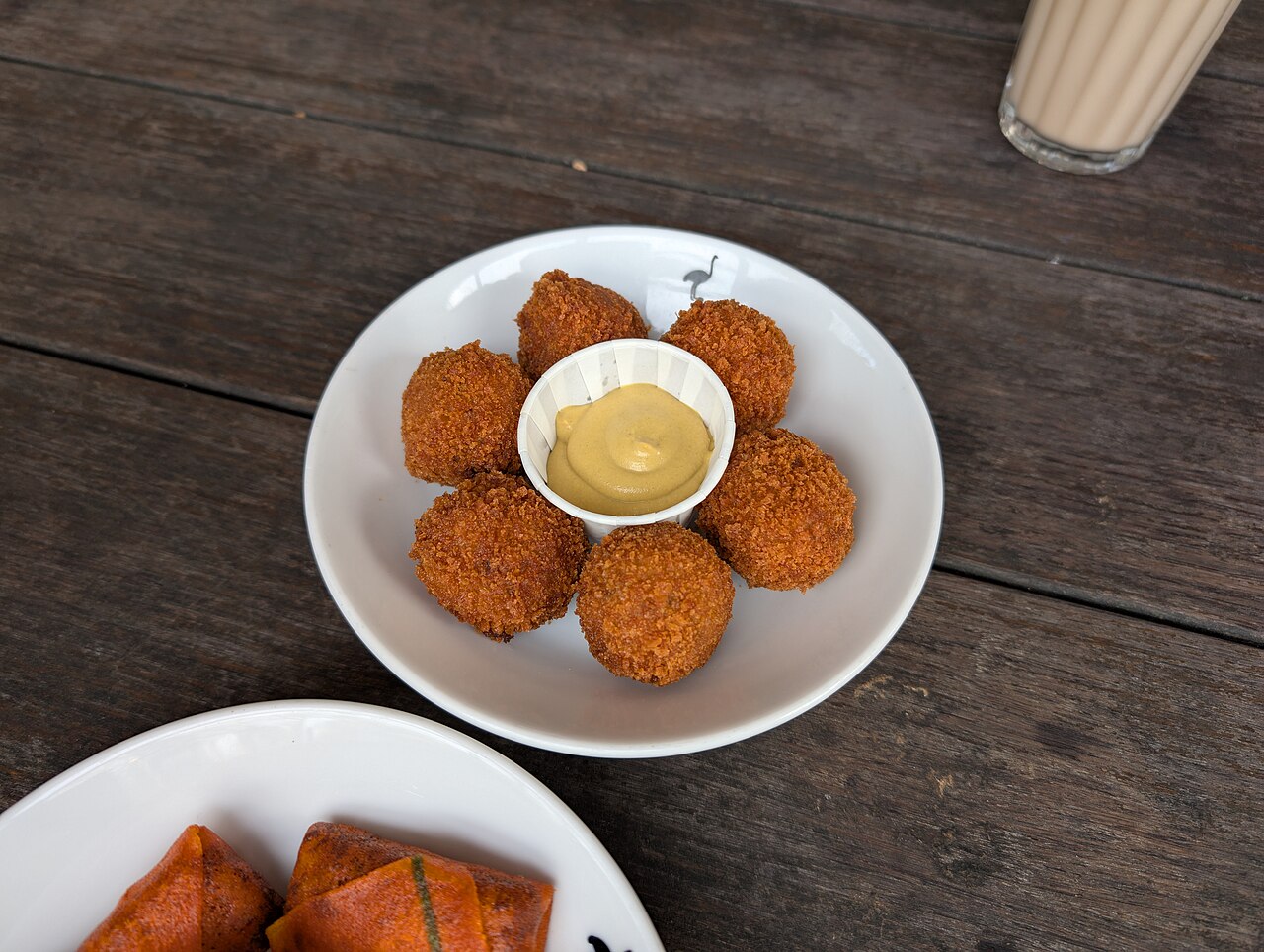 Des bitterballen servies avec de la moutarde