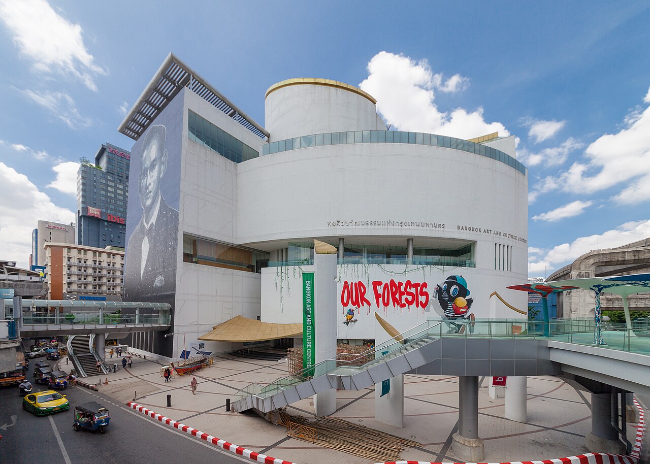 Le Bangkok Art and Culture Centre et sa passerelle vers le BTS