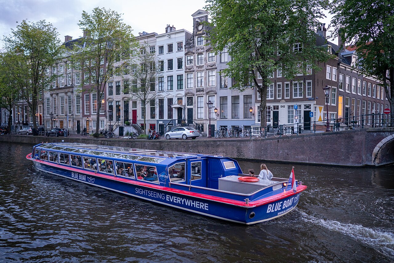 Paseo en barco por los canales de Ámsterdam: qué barco elegir y a qué precio