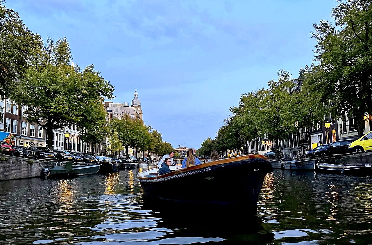Pequeño barco abierto en la Keizersgracht, al final del día