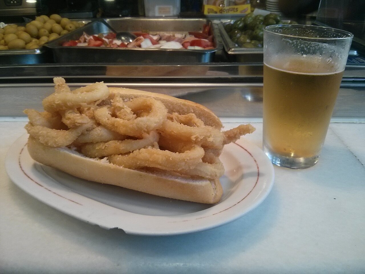 Bocadillo de calamares et caña sur un comptoir de bar