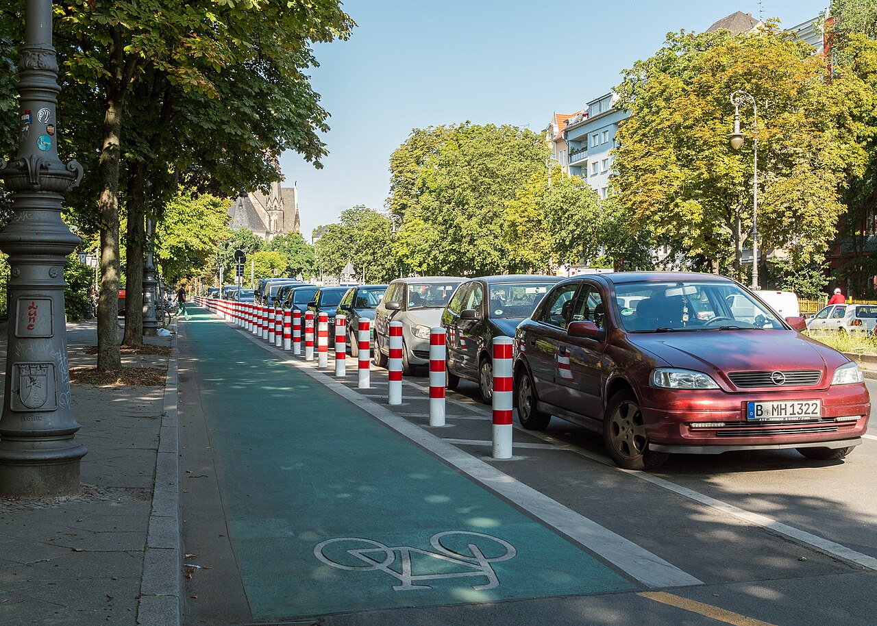 Piste cyclable protégée le long de la Hasenheide à Berlin
