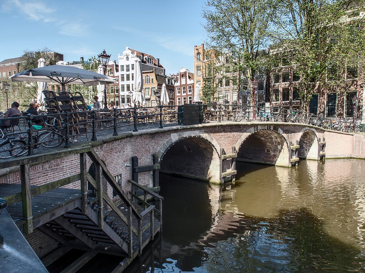 De Torensluis met zijn bogen over het Singel