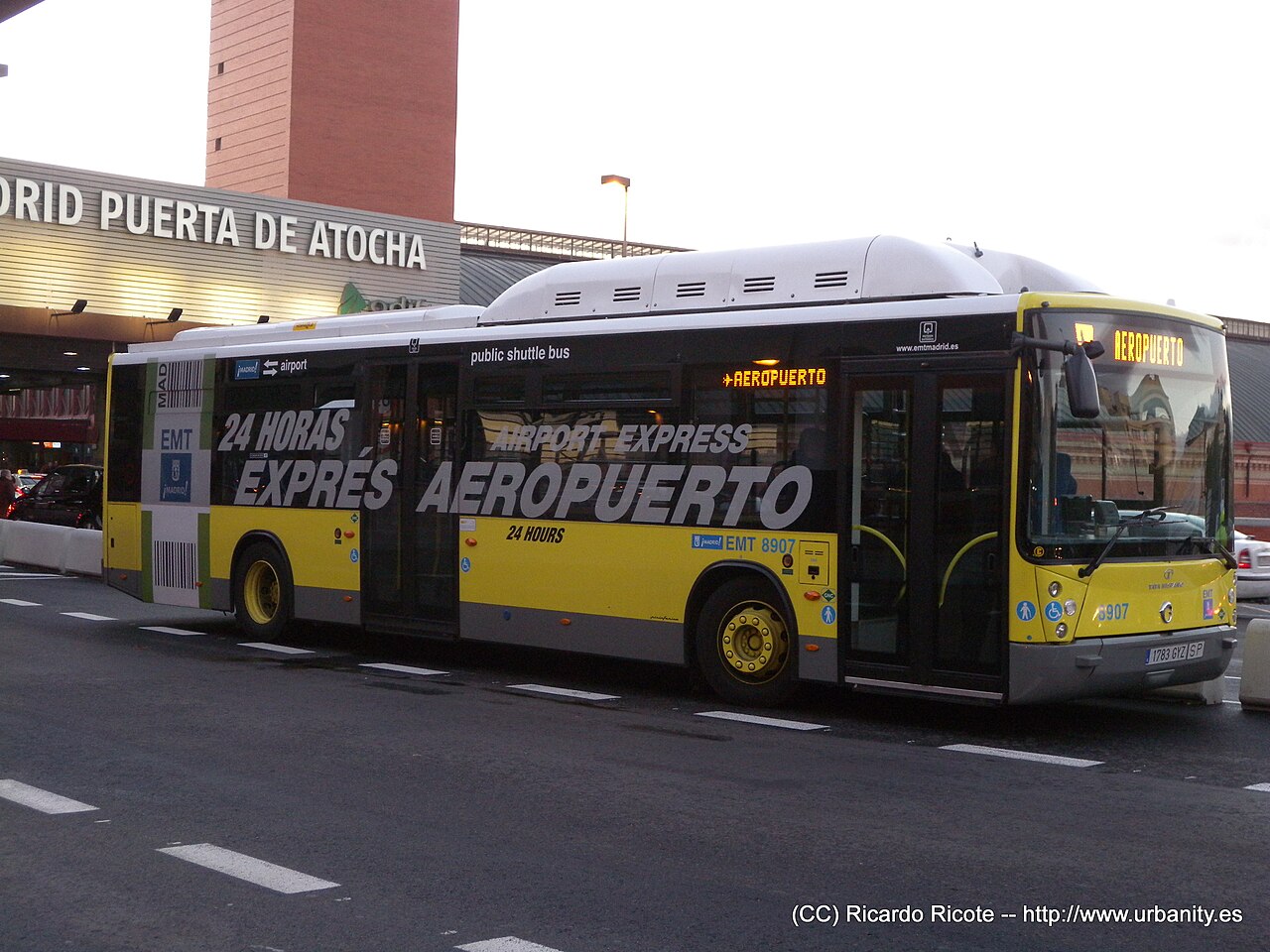 Bus Exprés Aeropuerto devant la gare d'Atocha