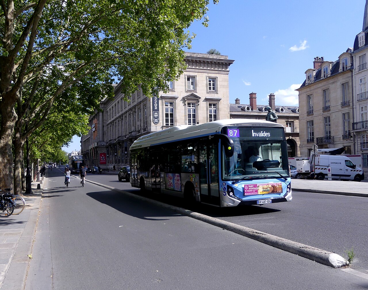 Niskopodłogowy autobus RATP na quai de Conti