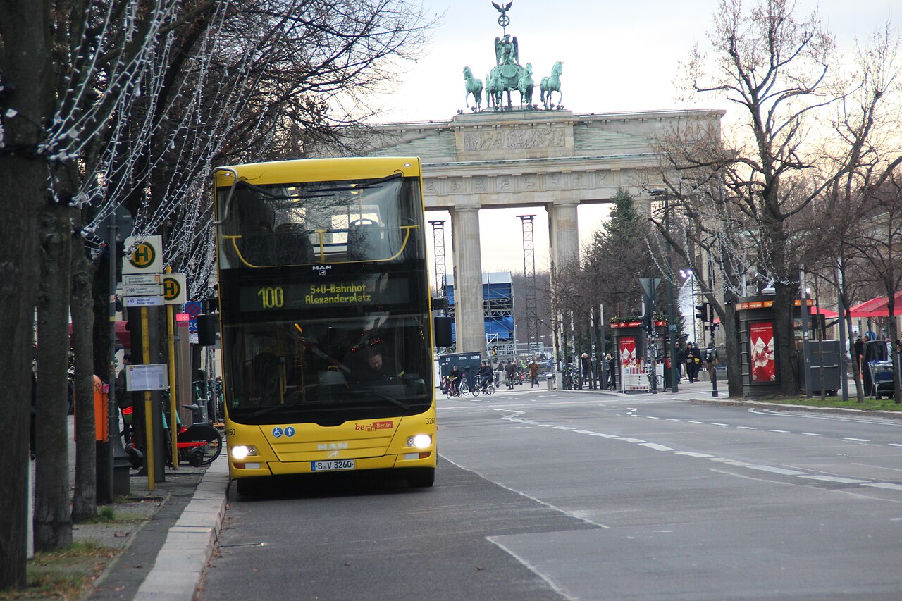Bus à impériale de la ligne 100 devant la porte de Brandebourg
