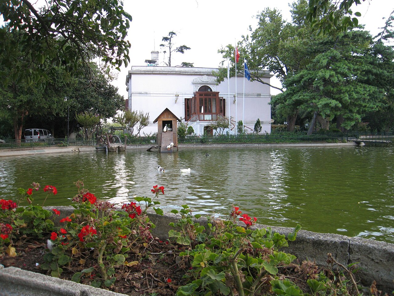 Le pavillon Çadır et son bassin