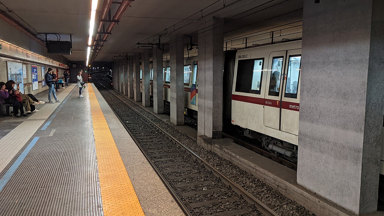 Rame de la ligne A à la station Lepanto