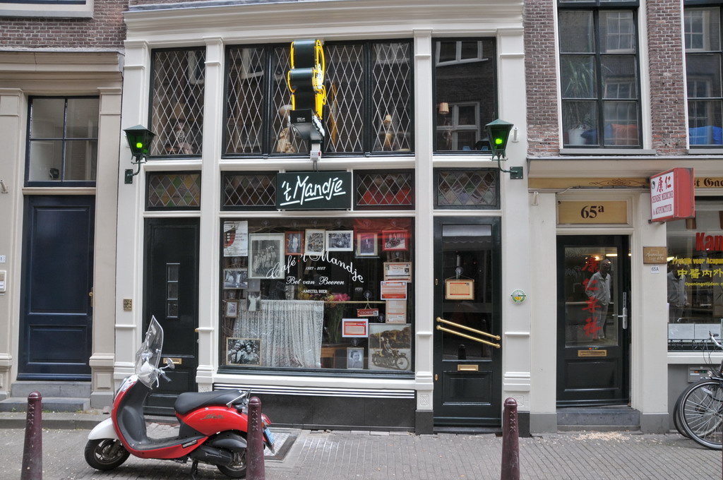 De gevel van café 't Mandje aan de Zeedijk